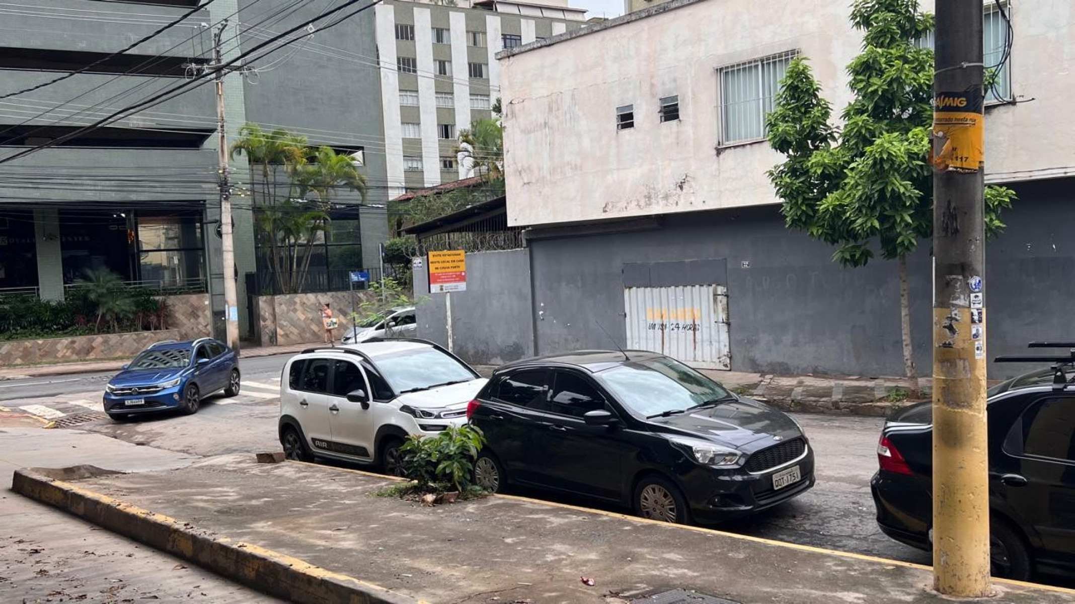 O caso aconteceu em frente a um posto de gasolina na Rua Marquês de Paranaguá, no Bairro Santo Antônio, na Região Centro-Sul da capital mineira.- Edésio Ferreira/EM/D.A.Press