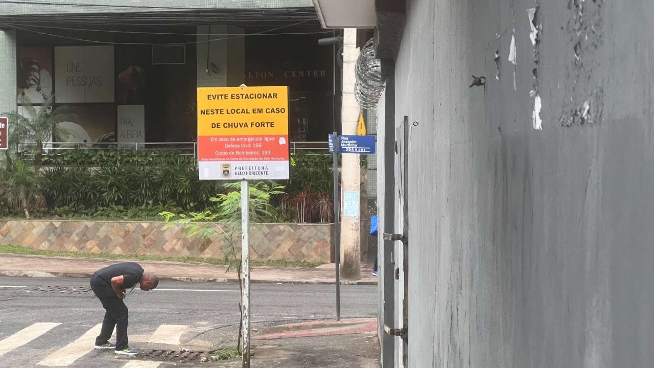 De acordo com o Corpo de Bombeiros, na rua lateral também houve uma ocorrência envolvendo uma pessoa ilhada dentro de uma loja- Edésio Ferreira/EM/D.A.Press