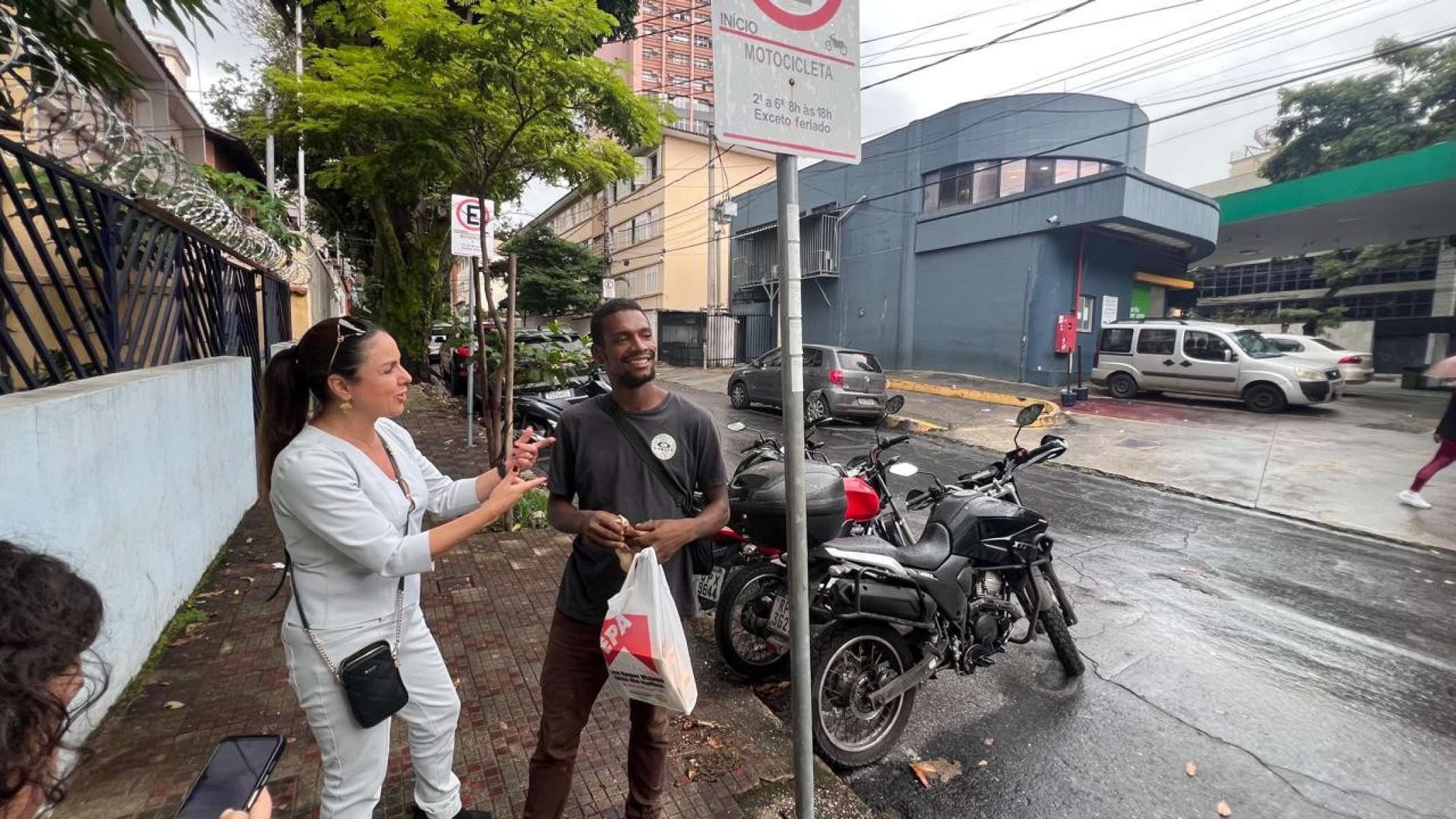 O vídeo que mostra Henrique ajudando o motorista ilhado rapidamnete se espalhou pelas redes sociais - Edésio Ferreira/EM/D.A.Press