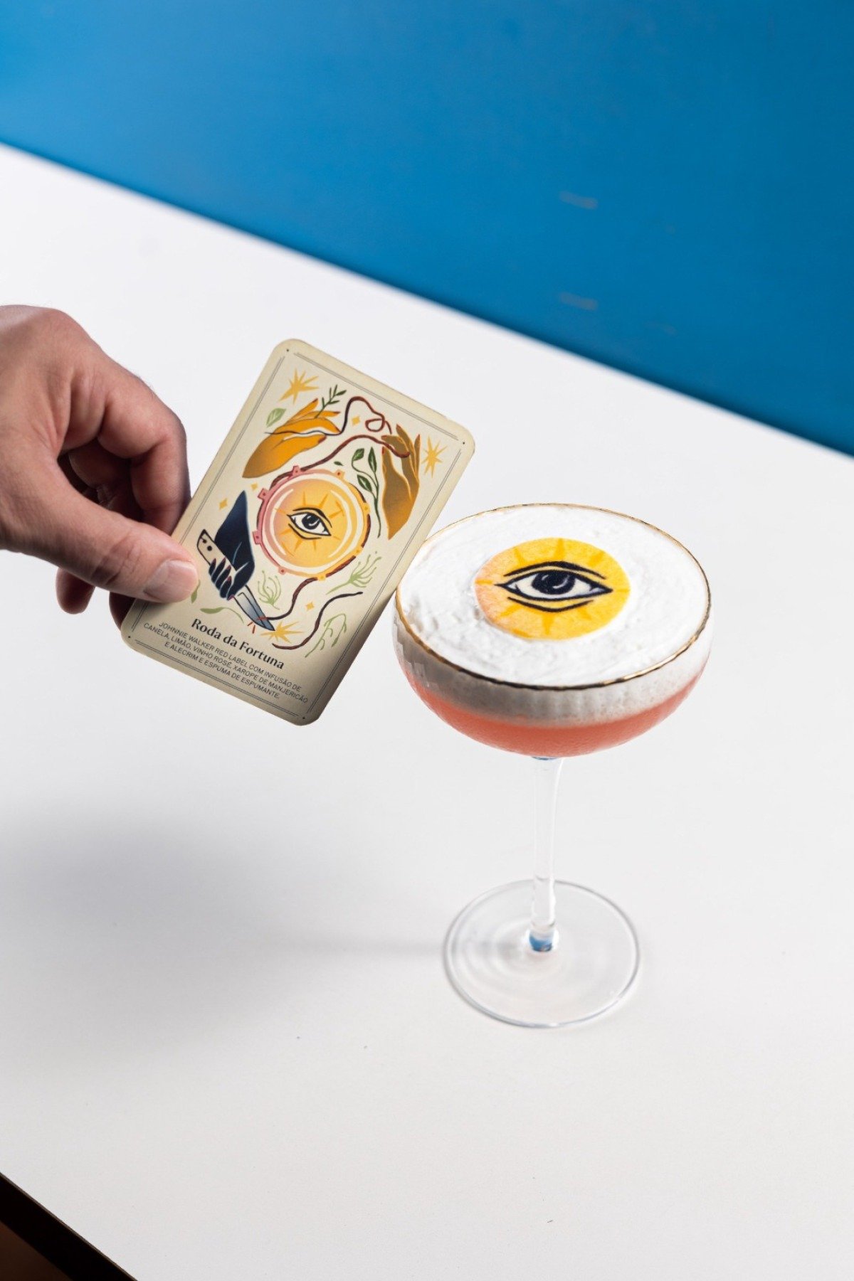 Of&eacute;lia &eacute; uma personagem criada para dar vida ao conceito do bar onde s&atilde;o encontrados drinques reproduzidos em cartas de tar&ocirc;