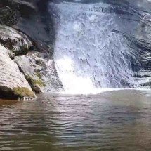 Cachoeiras tranquilas conquistam visitantes em busca de relaxamento - Youtube/Viciada em Viajar