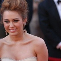 Miley Cyrus enfrenta questões do passado às vésperas do Grammy - wikimedia commons/Sgt. Michael Connors