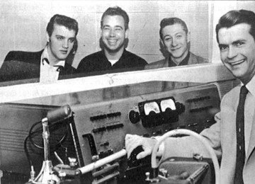 Elvis Presley, ao lado do baixista Bill Black e do guitarrista Scotty Moore, acompanhados de Sam Phillips, diretor do estúdio Sun Records, em Memphis, em 1954 -  (crédito: AP Photo)