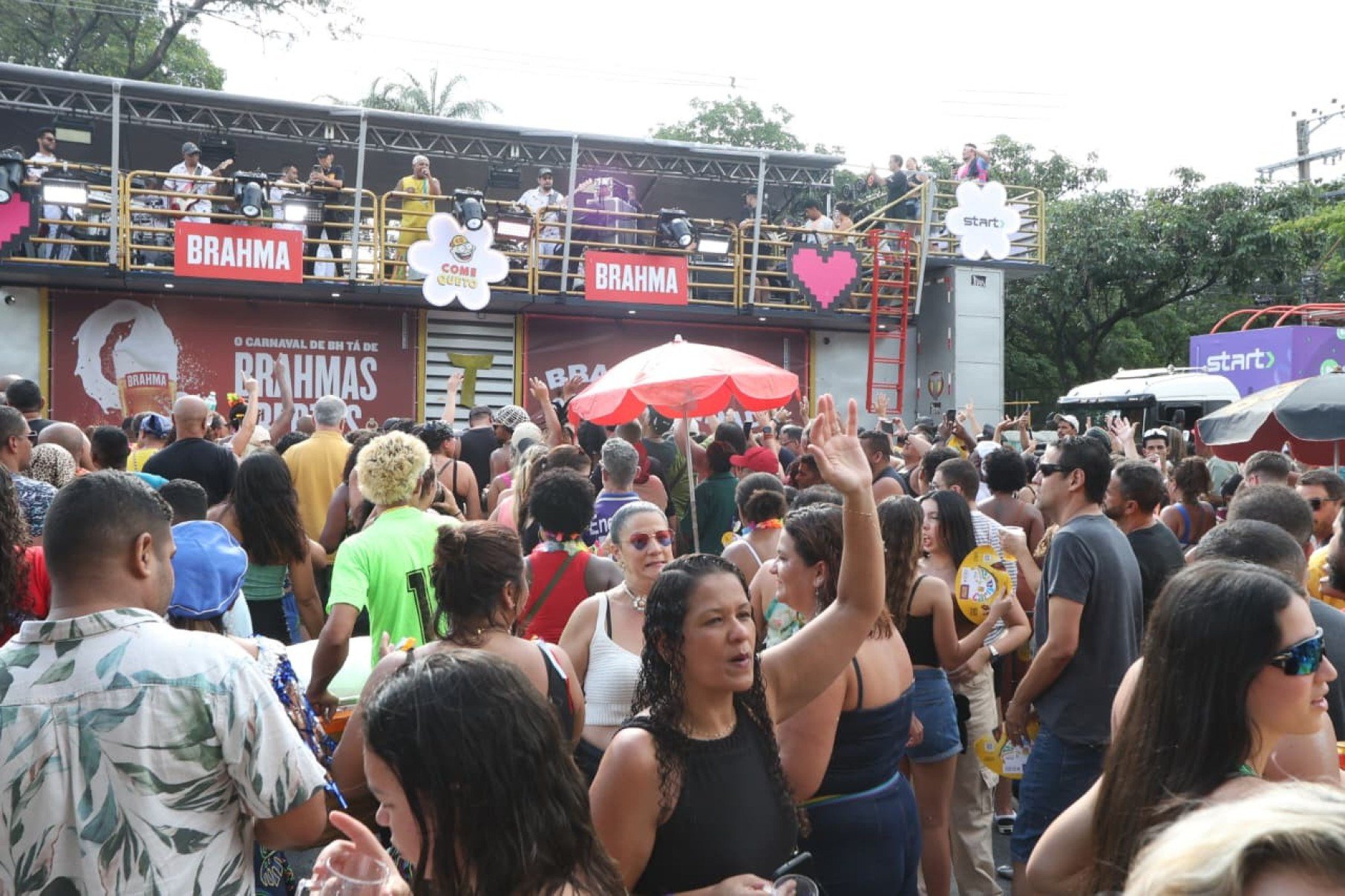 Bandas e grupos de axé, sucesso nos 1990, que marcaram a história do Carnabelô, carnaval fora de época de BH, se reuniram, no entorno do Mineirão-Marcos Vieira/EM/D.A Press