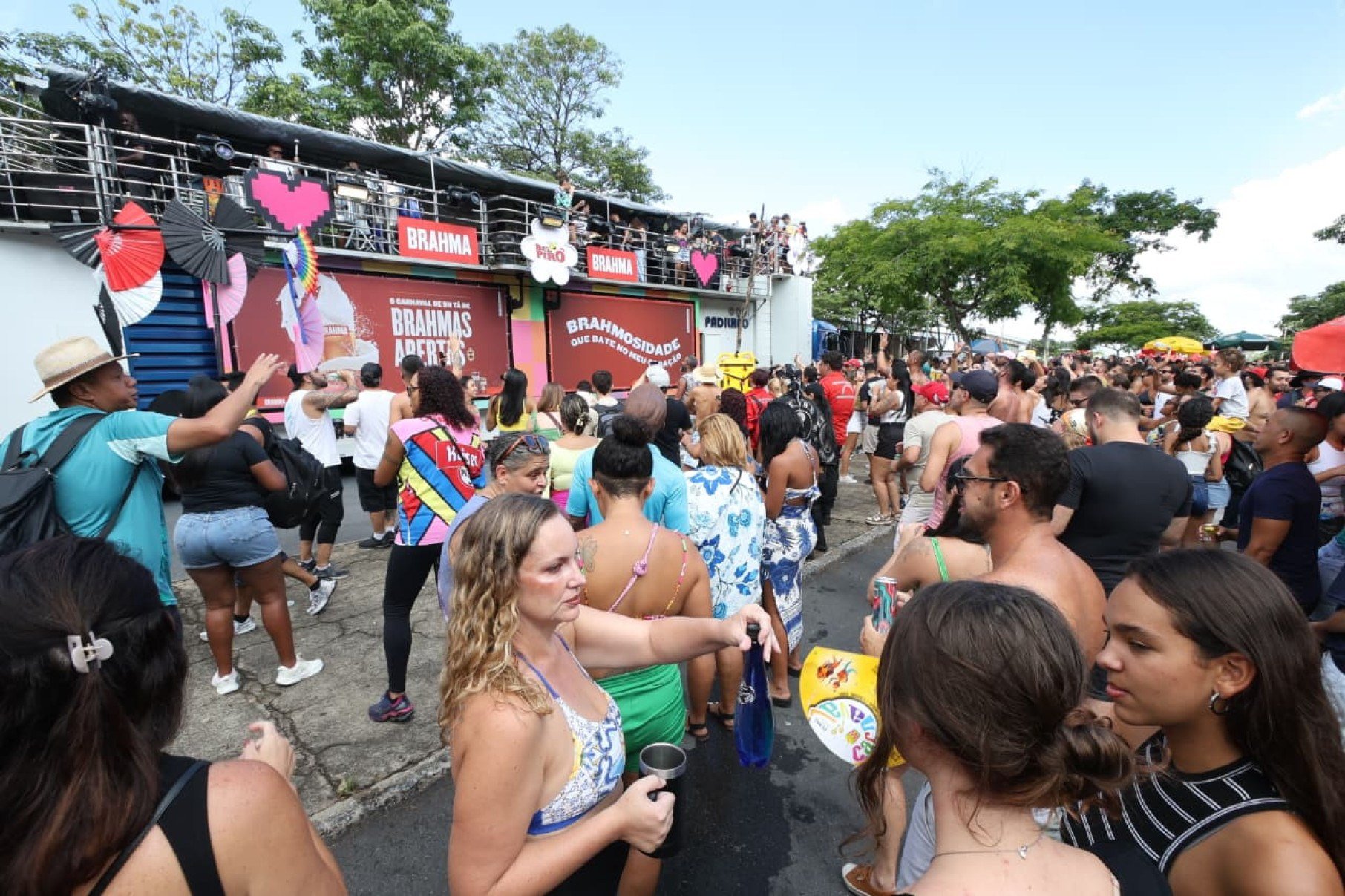 Bandas e grupos de axé, sucesso nos 1990, que marcaram a história do Carnabelô, carnaval fora de época de BH, se reuniram, no entorno do Mineirão-Marcos Vieira/EM/D.A Press