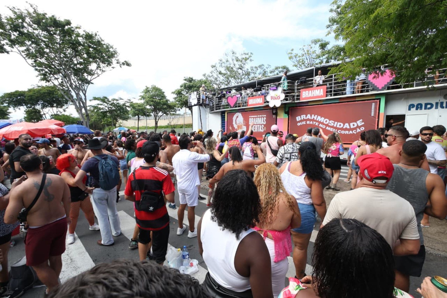 Bandas e grupos de axé, sucesso nos 1990, que marcaram a história do Carnabelô, carnaval fora de época de BH, se reuniram, no entorno do Mineirão-Marcos Vieira/EM/D.A Press