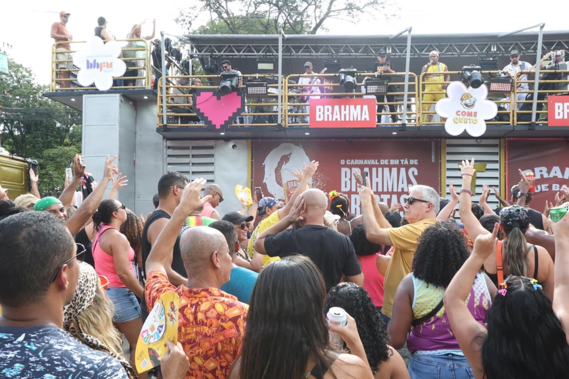 Bandas e grupos de axé, sucesso nos 1990, que marcaram a história do Carnabelô, carnaval fora de época de BH, se reuniram, no entorno do Mineirão-Marcos Vieira/EM/D.A Press