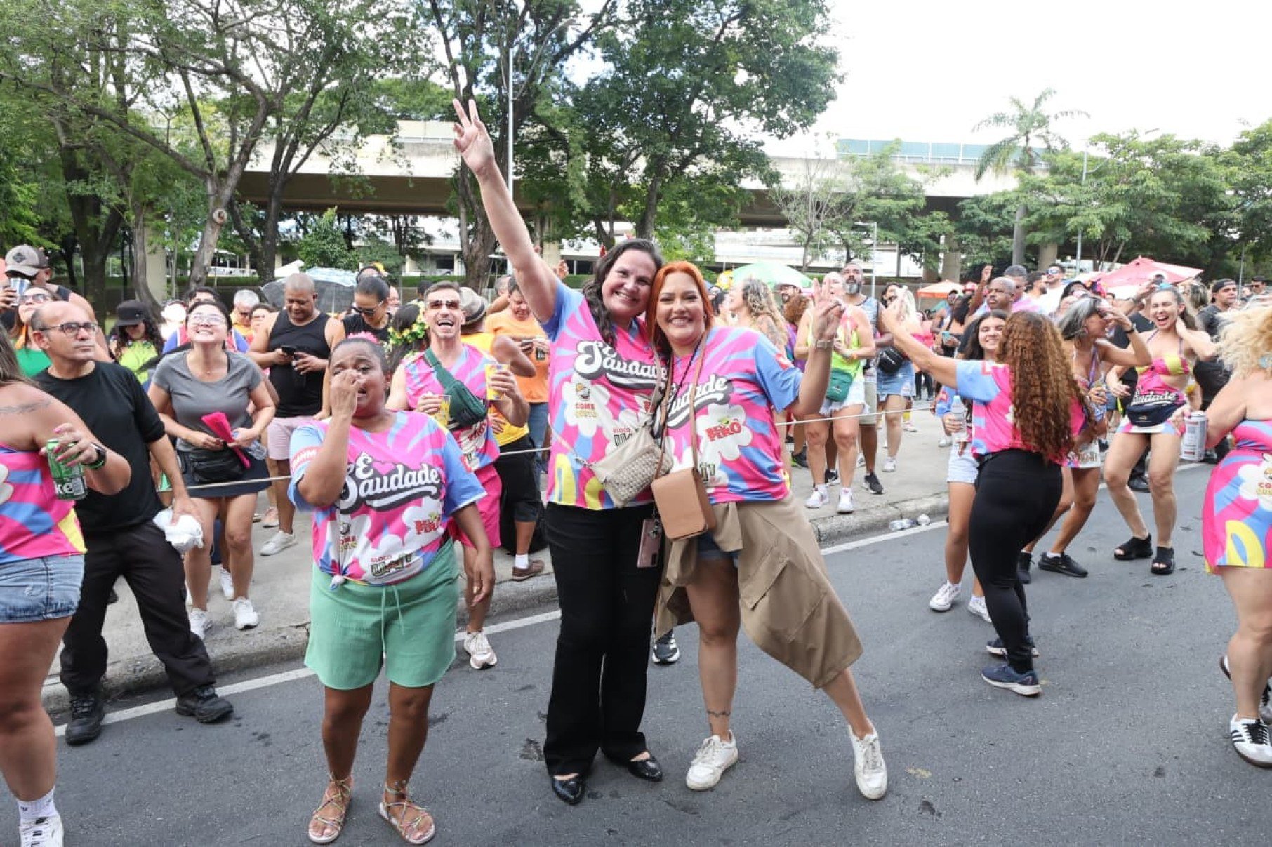 Bandas e grupos de axé, sucesso nos 1990, que marcaram a história do Carnabelô, carnaval fora de época de BH, se reuniram, no entorno do Mineirão-Marcos Vieira/EM/D.A Press