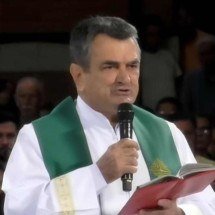 Padre de Aparecida critica caminhada de Nikolas e viraliza: 'Quer o poder' - Reprodução/A12