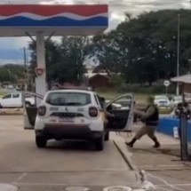 Vídeo: motociclista é agredido e PM leva ‘soco’ da porta de viatura em MG - Redes sociais/Reprodução