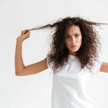 Frizz à mostra, textura e ondas: cabelos naturais são tendência  - FreePik