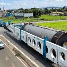 Veículo com carga superdimensionada trafega pela BR-365, em Patrocínio: rodovia tem tráfego intenso de carretas e papel importante no escoamento de grãos e da produção industrial -  (crédito: EPR/Divulgação)