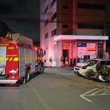 Carro capota e mulher fica presa às ferragens durante a madrugada - CBMMG/Divulgação