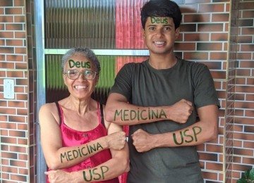 Wesley de Jesus ao lado da mãe, Liliana Maria de Jesus, em comemoração por passar na USP -  (crédito: Arquivo pessoal)