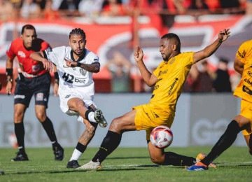 Volante Alexander, do Atlético, tenta jogada contra o Pouso Alegre, no Manduzão, no Sul de Minas, em jogo da sexta rodada do Campeonato Mineiro -  (crédito: Pedro Souza / Atlético)