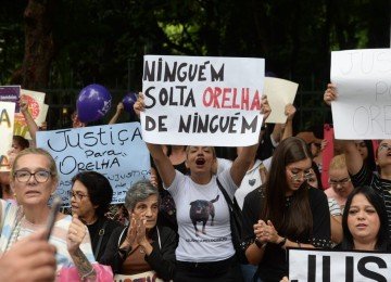 Manifesta&ccedil;&atilde;o na Feira Hippie, na Avenida Afonso Pena, no Centro de BH, pede justi&ccedil;a por Orelha. O c&atilde;o comunit&aacute;rio foi morto a pauladas em Santa Catarina -  (crédito: Túlio Santos/EM/DA Press)