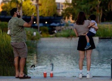 Cuidar dos filhos é protegê-los emocionalmente, entender que nem todo namoro precisa ser apresentado -  (crédito: Raul BRAVO / AFP)