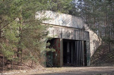 <p>Bunkers são Abrigos  subterrâneos e fortificados para proteção contra ameaças, como ataques militares, desastres naturais, ataques nucleares ou outros eventos catastróficos. </p>
 -  (crédito: Thuringius/Wikimedia Commons)