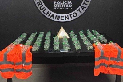 Mais de 200 frascos de lança perfume que seriam comercializados no carnaval de Belo Horizonte foram apreendidos pela PM -  (crédito: PMMG/Divulgação)