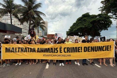 Centenas protestam em Copacabana pela morte do cachorro Orelha -  (crédito: Tupi)