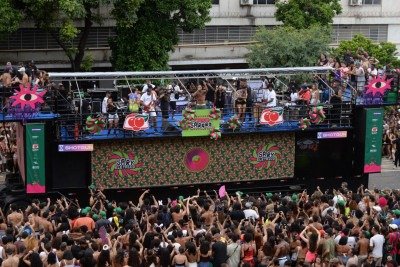 A Praça da Estação, no Centro de BH, ficou lotada com a estreia do Trio Sarará no carnaval da capital -  (crédito: Túlio Santos/EM/DA Press)