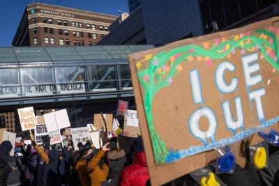 Manifestantes durante protesto na tarde de sexta-feira (30), em Minneapolis, cidade de Minnesota  -  (crédito: SCOTT OLSON/Getty Images via AFP)