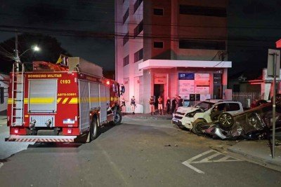 Mulher dirigia um T-Cross quando sofreu o acidente e ficou presa às ferragens -  (crédito: CBMMG/Divulgação)