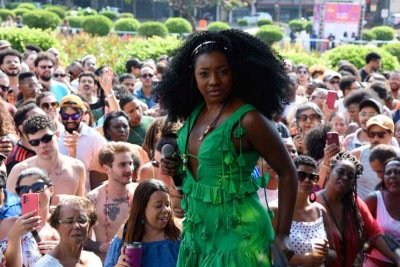 A cantora e compositora Adriana Araújo participa do projeto, que reúne 11 mulheres da cena musical mineira -  (crédito: Gladyston Rodrigues - 25/8/2024/EM/D.A. Press)