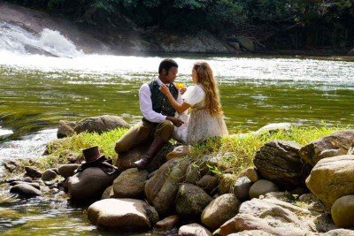 O amor de Dona Beja (Grazi Massafera) e Antônio (David Junior) enseja discussões sobre o racismo na trama da novela -  (crédito: HBO Max/divulgação)