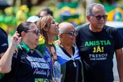 Camisa de manifestante bolsonarista, em Brasília, se prende ao passado para 
pedir indulto ao líder máximo da extrema direita, condenado a 27 anos de detenção -  (crédito: Sérgio Lima/AFP)