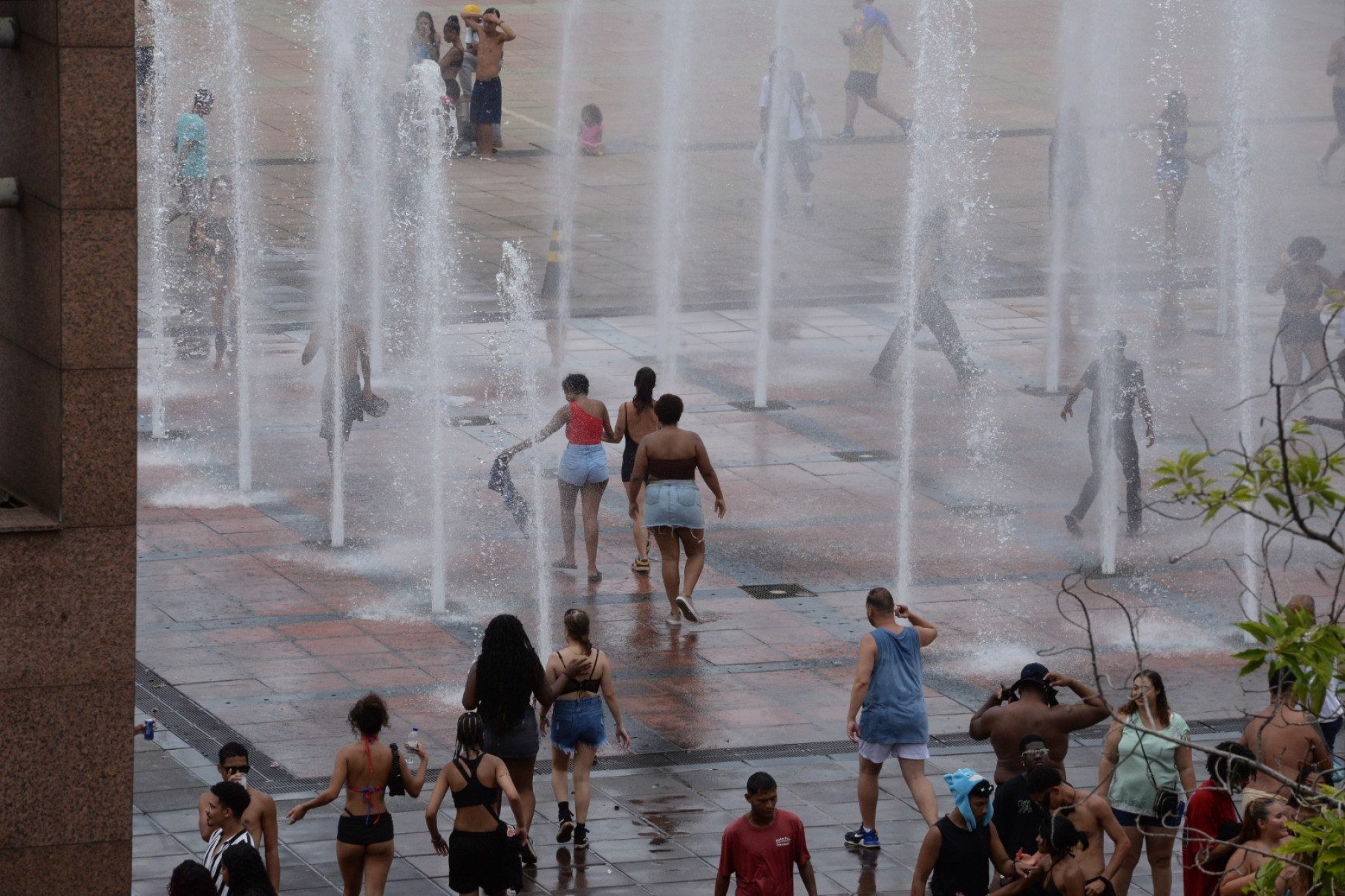 A Praça da Estação ficou lotada com a passagem do Trio Sarará, com sucessos de Kannalha e Duquesa