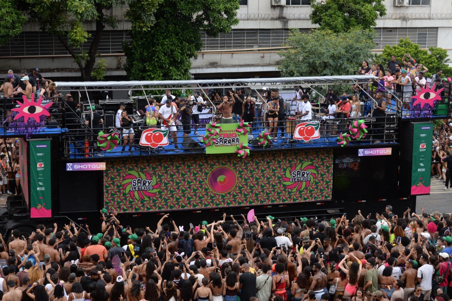 A Praça da Estação ficou lotada com a passagem do Trio Sarará, com sucessos de Kannalha e Duquesa