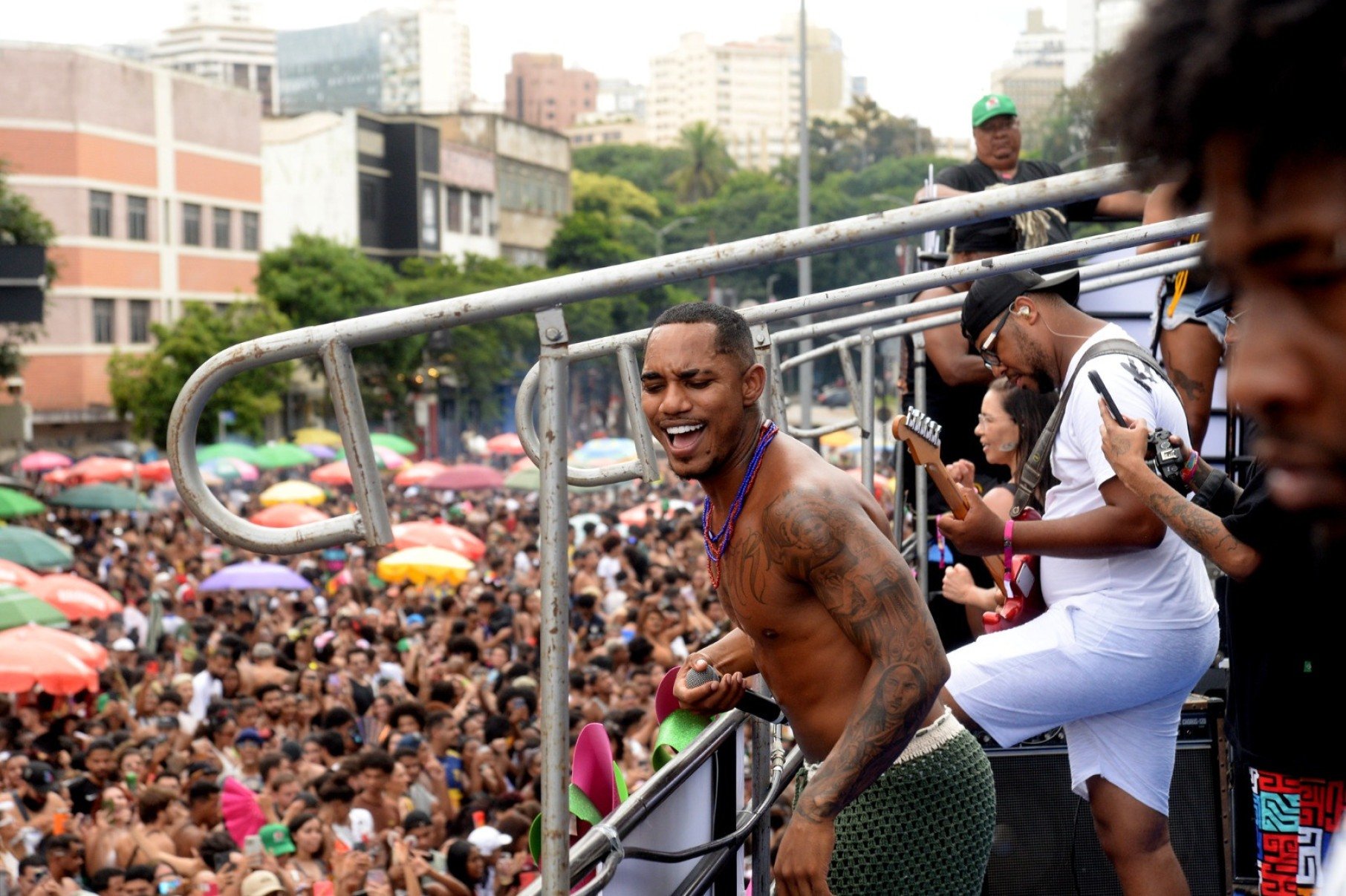 A Praça da Estação ficou lotada com a passagem do Trio Sarará, com sucessos de Kannalha e Duquesa