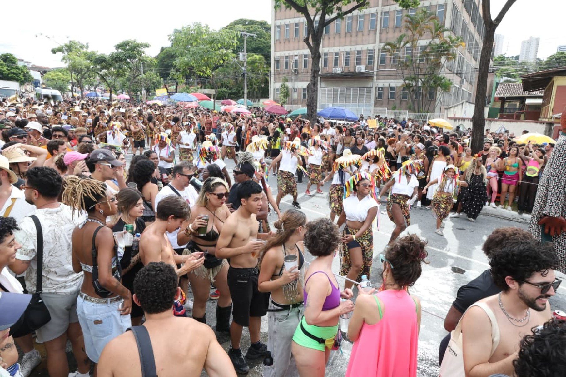 O bloco animou os foliões na Avenida Américo Vespúcio, no Bairro Nova Esperança, Região Noroeste de BH