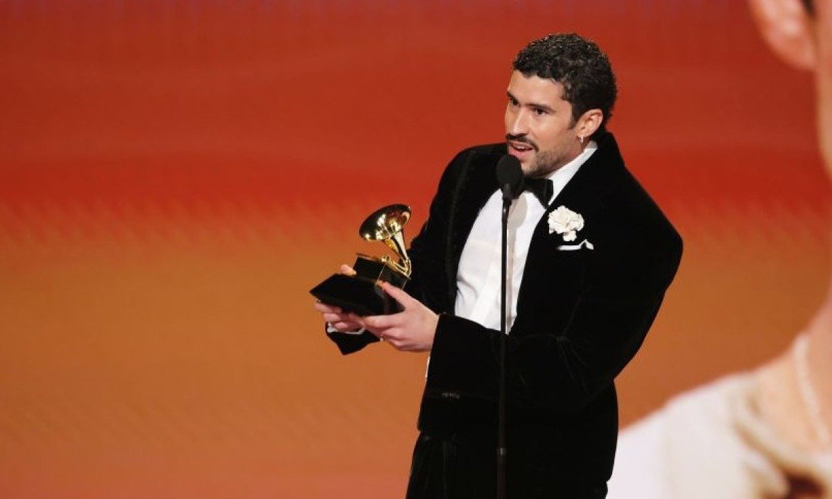 Bad Bunny discursando na cerim&ocirc;nia do Grammy, evento onde criticou a pol&iacute;tica de imigra&ccedil;&atilde;o dos EUA. -  (crédito: Kevin Winter/Getty Images)