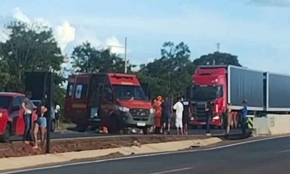 Tráfego teve de ser interrompido para socorro à vítima -  (crédito: CBMMG)