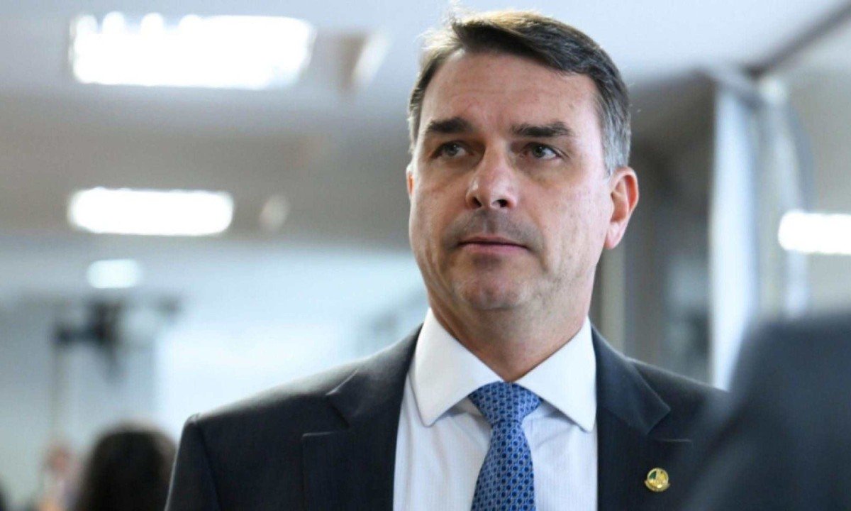 Um aliado que Flávio Bolsonaro precisará deixar de lado no RJ -  (crédito: Platobr Politica)
