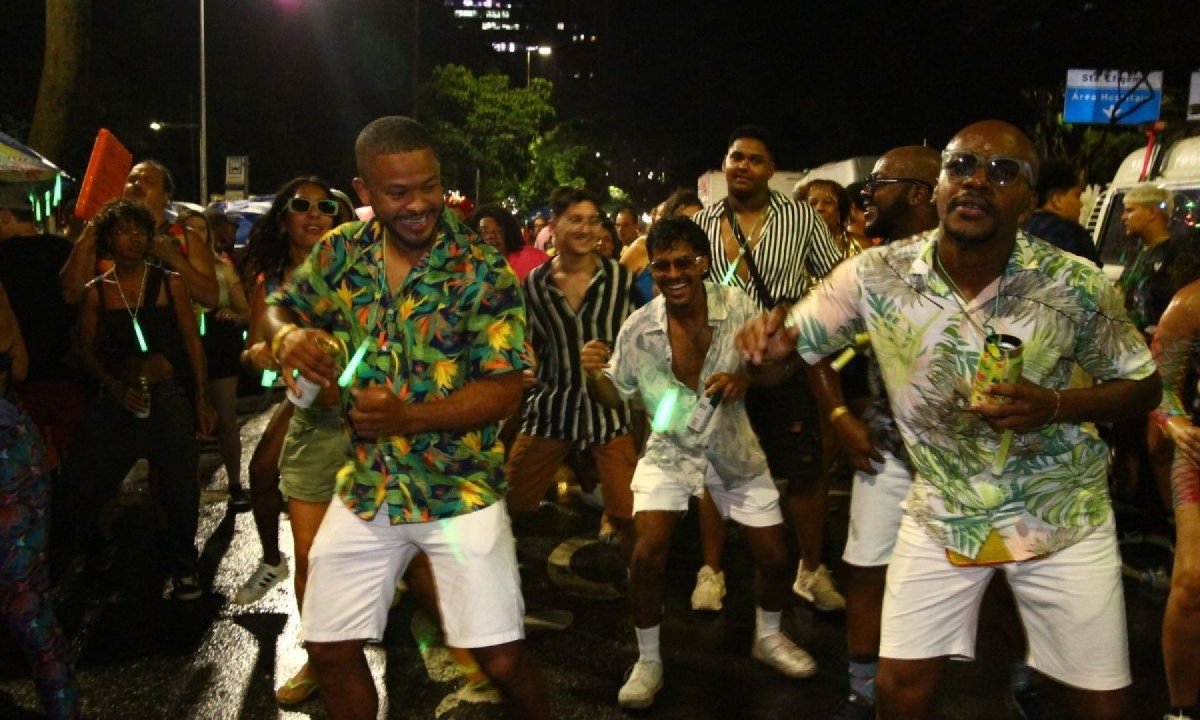 O Bloco Chama o Síndico transita entre a rua e o palco, mantendo viva a memória de ícones da música brasileira -  (crédito: Marcos Vieira /EM/DA. Press)