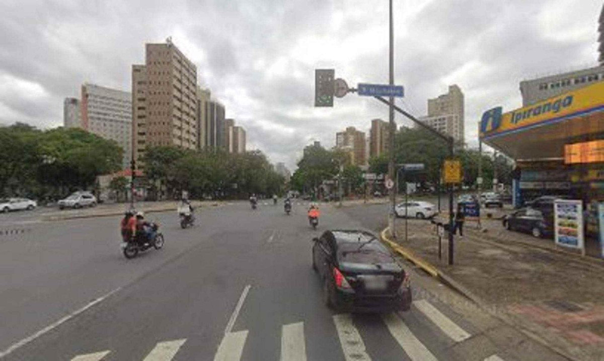 Confusão ocorreu no Posto de Combustíveis da esquina da Afonso Pena com Rua Gonçalves Dias - (crédito: Redes sociais)