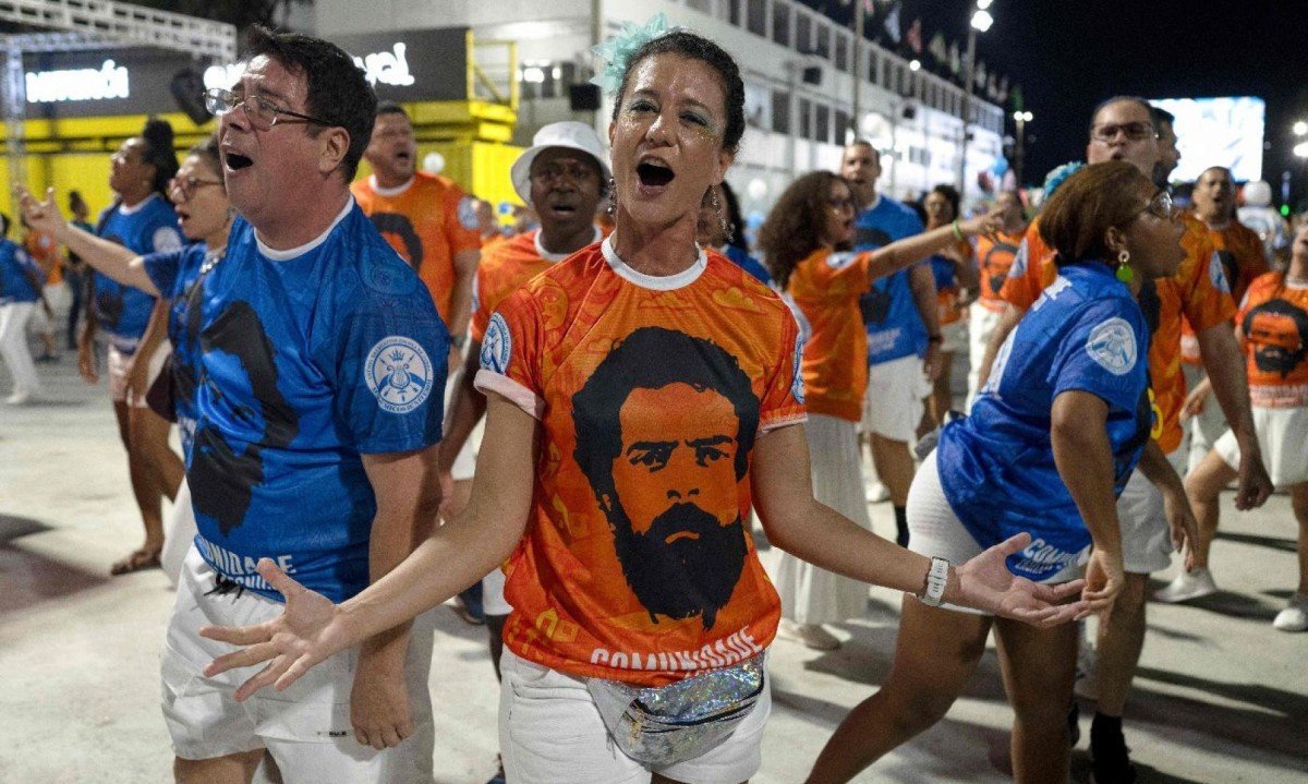 Acadêmicos de Niterói abre os desfiles no domingo de carnaval (14/2) -  (crédito: Pablo PORCIUNCULA / AFP)