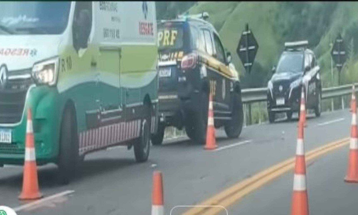 De acordo com a PRF, por volta das 16h10, o condutor seguia pela rodovia quando, ao descer a Serra da Vileta, percebeu que o caminhão estava desgovernado -  (crédito: Redes sociais/Reprodução)