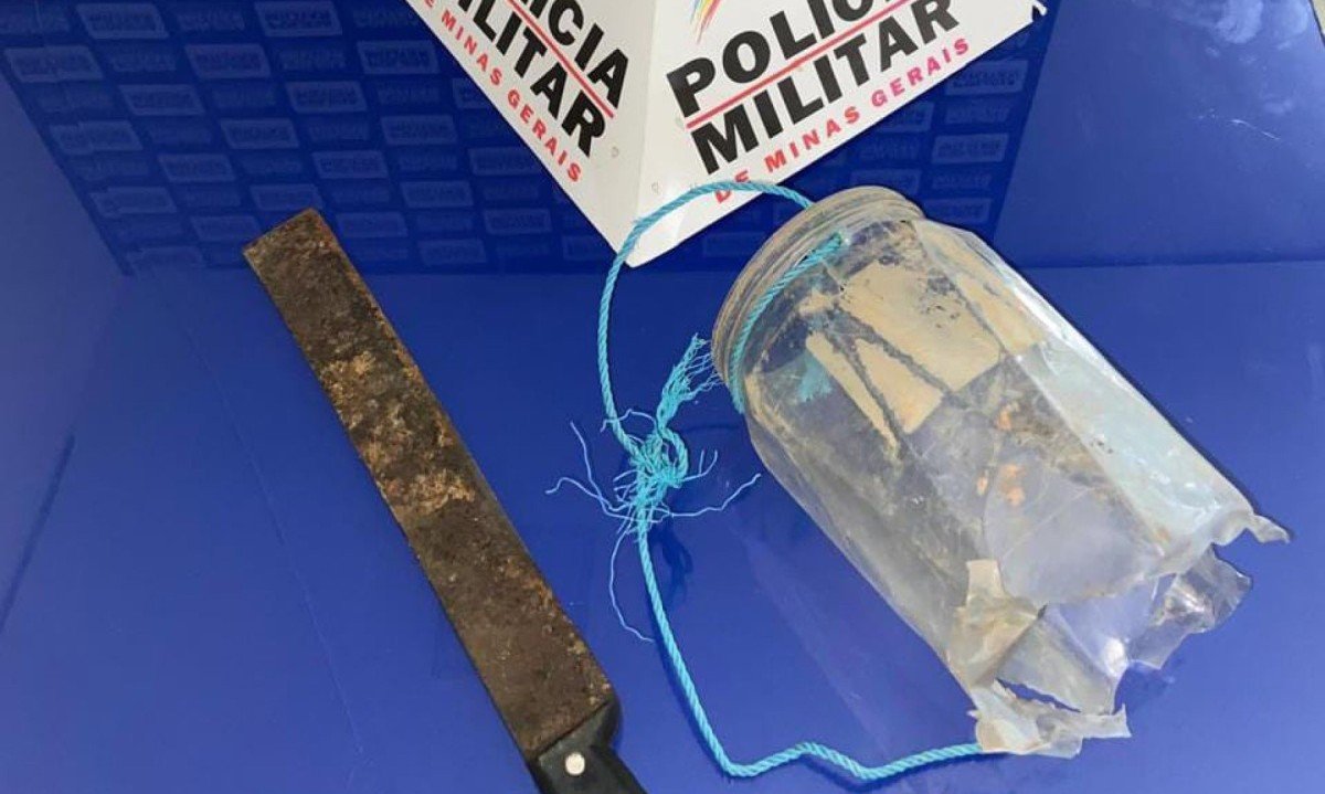 Na resid&ecirc;ncia do suspeito, foram apreendidos um fac&atilde;o de fabrica&ccedil;&atilde;o artesanal e uma focinheira improvisada 