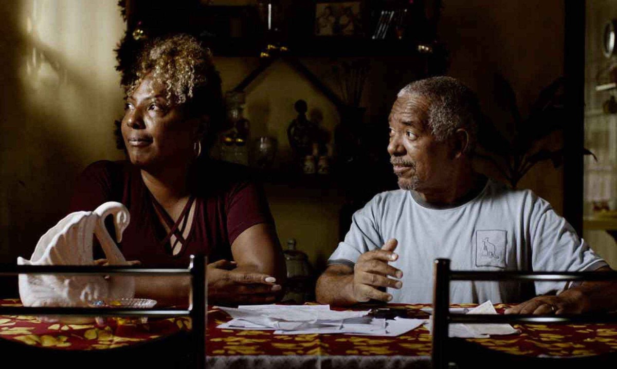 Os atores Rejane Faria e Carlos Francisco, no longa "Marte Um", de Gabriel Martins, da Filmes de Plástico; audiovisual ganhou observatório próprio - (crédito: Embaúba Filmes/Divulgação)