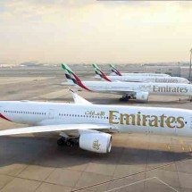 Emirates mostra a evolução dos uniformes de sua tripulação em 4 décadas - ReproduÃ§Ã£o do Instagram @emirates