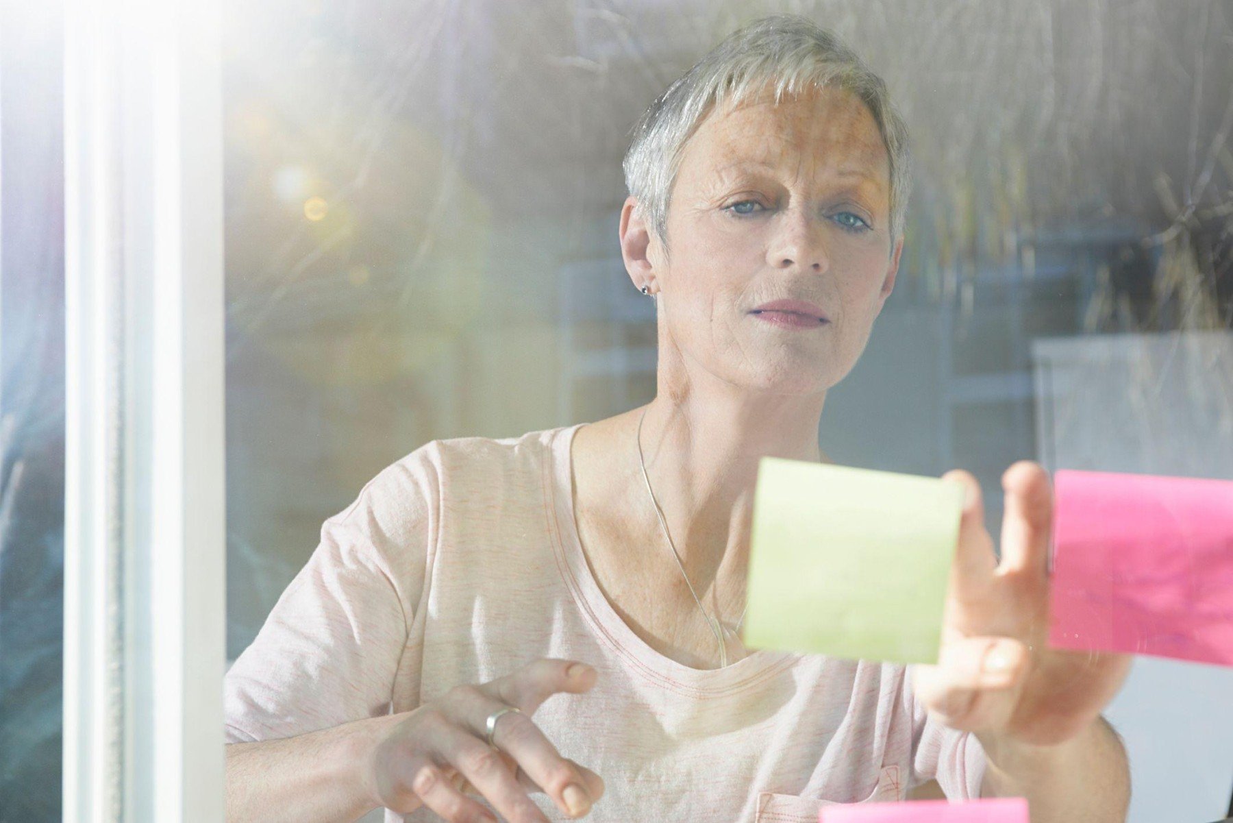 Como mulheres pelo mundo lidam com a menopausa, da 'segunda primavera' no Japão ao hábito de mascarar sintomas na Inglaterra