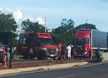 Tráfego teve de ser interrompido para socorro à vítima -  (crédito: CBMMG)