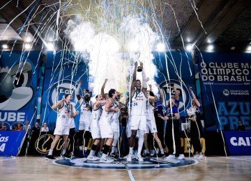 Jogadores do Minas comemoram título do Super 8 diante do Pinheiros (SP) -  (crédito: Hedgard Moraes/MTC)