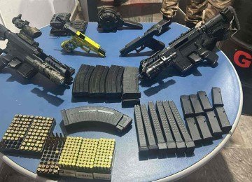 Uma das pistolas estava pintada com as cores e o escudo da Seleção Brasileira -  (crédito: PMMG/Reprodução)