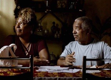 Os atores Rejane Faria e Carlos Francisco, no longa 'Marte Um', de Gabriel Martins, da Filmes de Plástico; audiovisual ganhou observatório próprio -  (crédito: Embaúba Filmes/Divulgação)