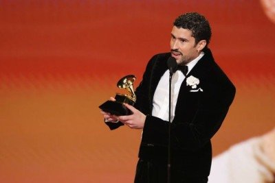 Bad Bunny discursando na cerim&ocirc;nia do Grammy, evento onde criticou a pol&iacute;tica de imigra&ccedil;&atilde;o dos EUA. -  (crédito: Kevin Winter/Getty Images)